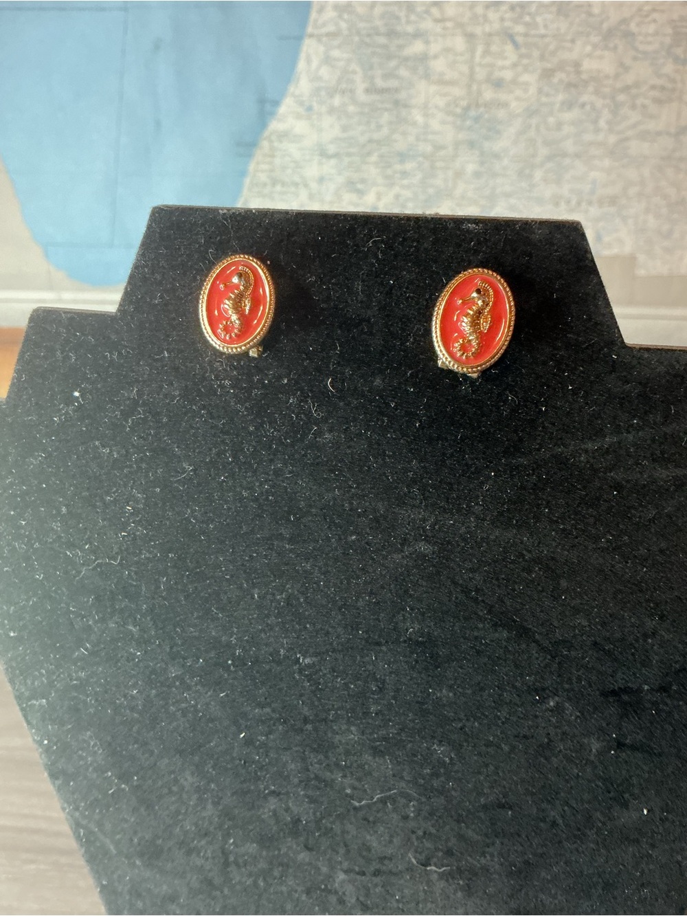 Plunder Pink Cameo Oval Stud Seahorse Earrings with Gold Trim NWT - Picture 5 of 10